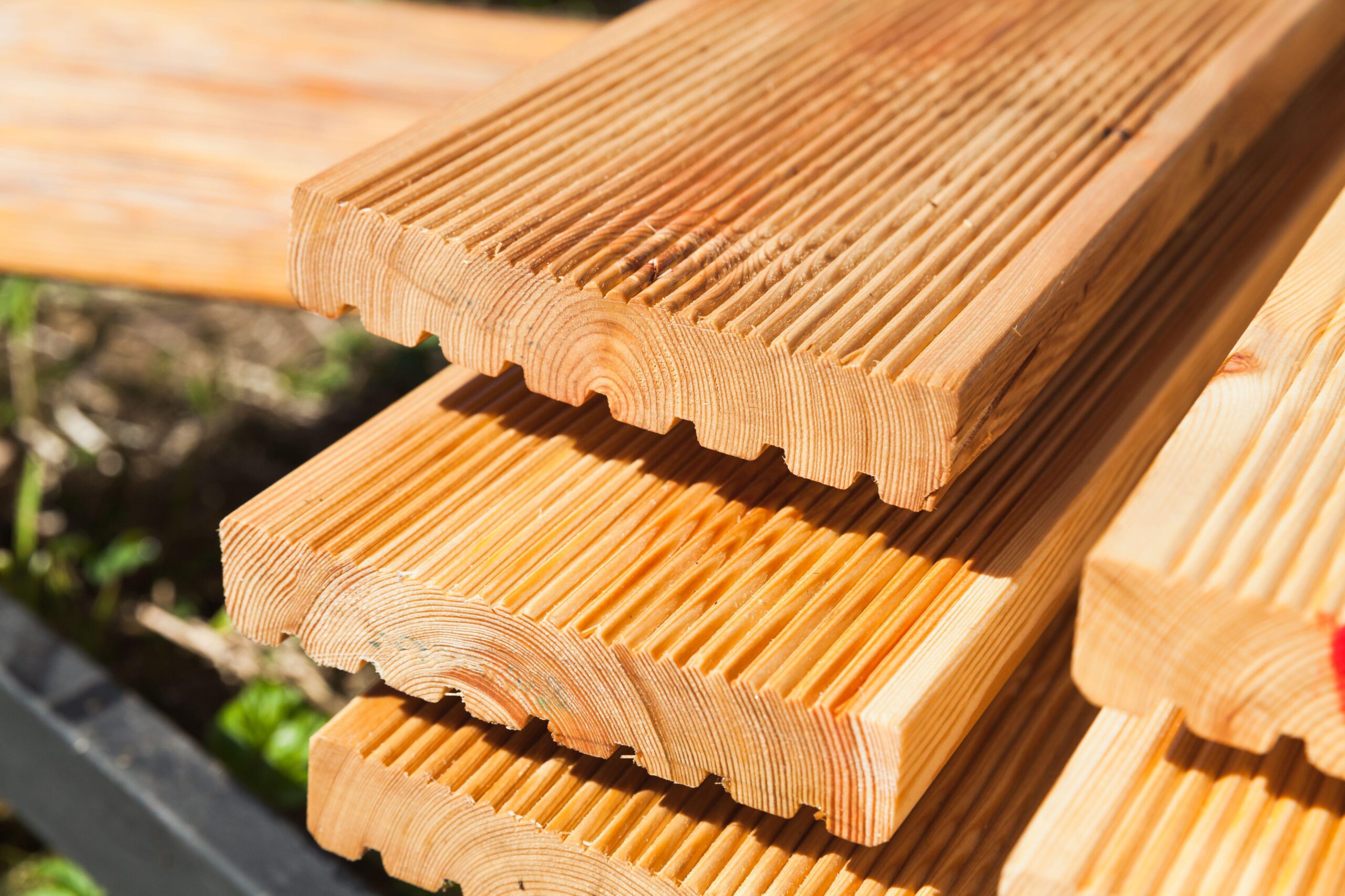 Choosing the Perfect Decking: Exploring the Beauty and Durability of Cumaru and Ipe Boards
